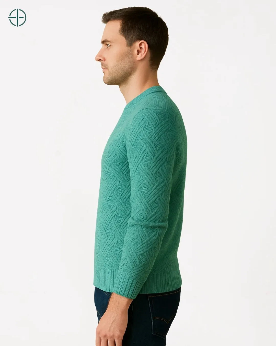 Pulôver em composição old money com botas de couro estilo europeu