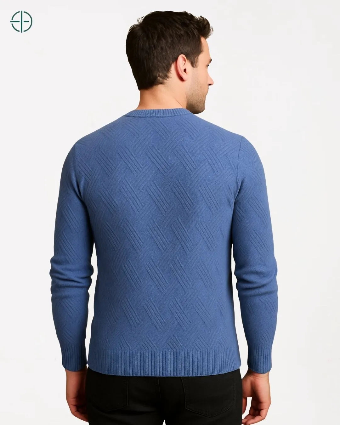 Camisa com colarinho sob pulôver de caxemira para visual aristocrático