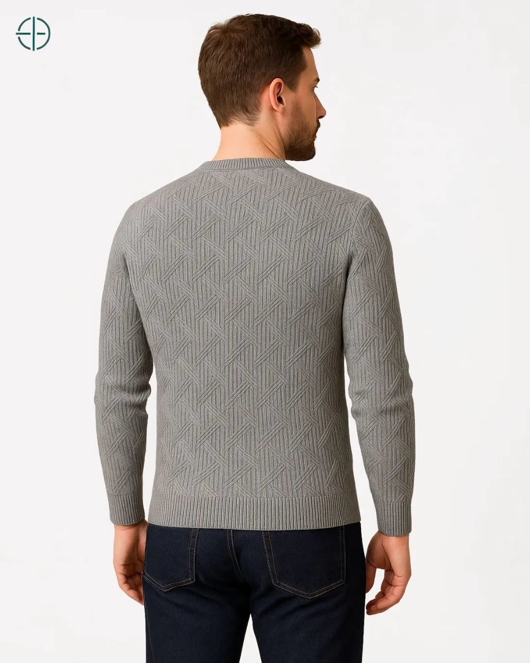 Versão com gola sutil alta em caxemira pura, visual silencioso e elegante