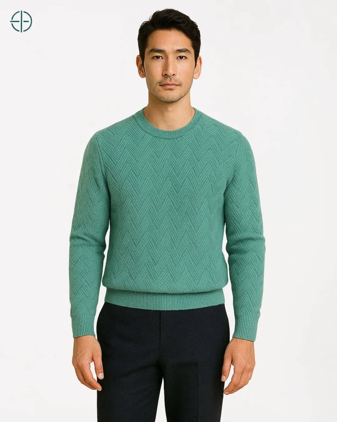 Pulôver de caxemira dobrado com textura evidente sobre madeira refinada