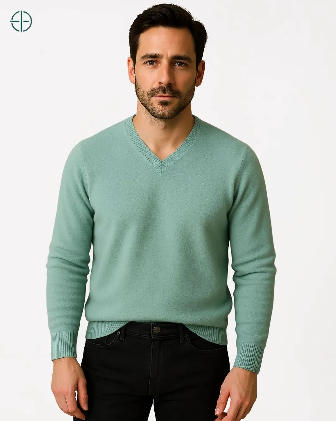 Acessórios clássicos complementando o visual com pulôver de caxemira premium