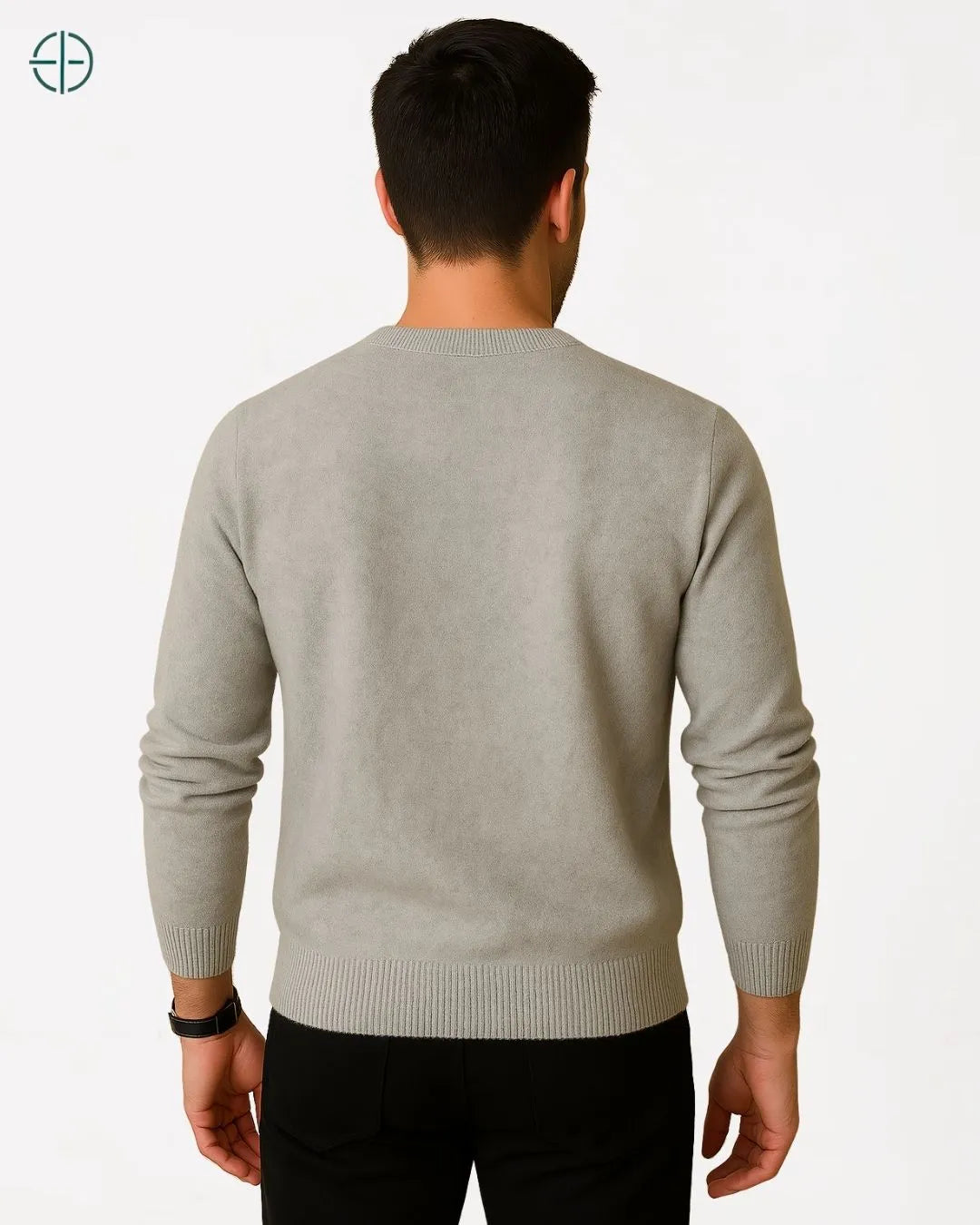 Gola levemente elevada moldando o pescoço com nobreza e tradição