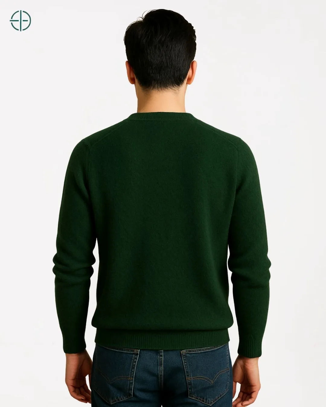 Camisa branca sob o pulôver de caxemira compondo visual clássico masculino old money