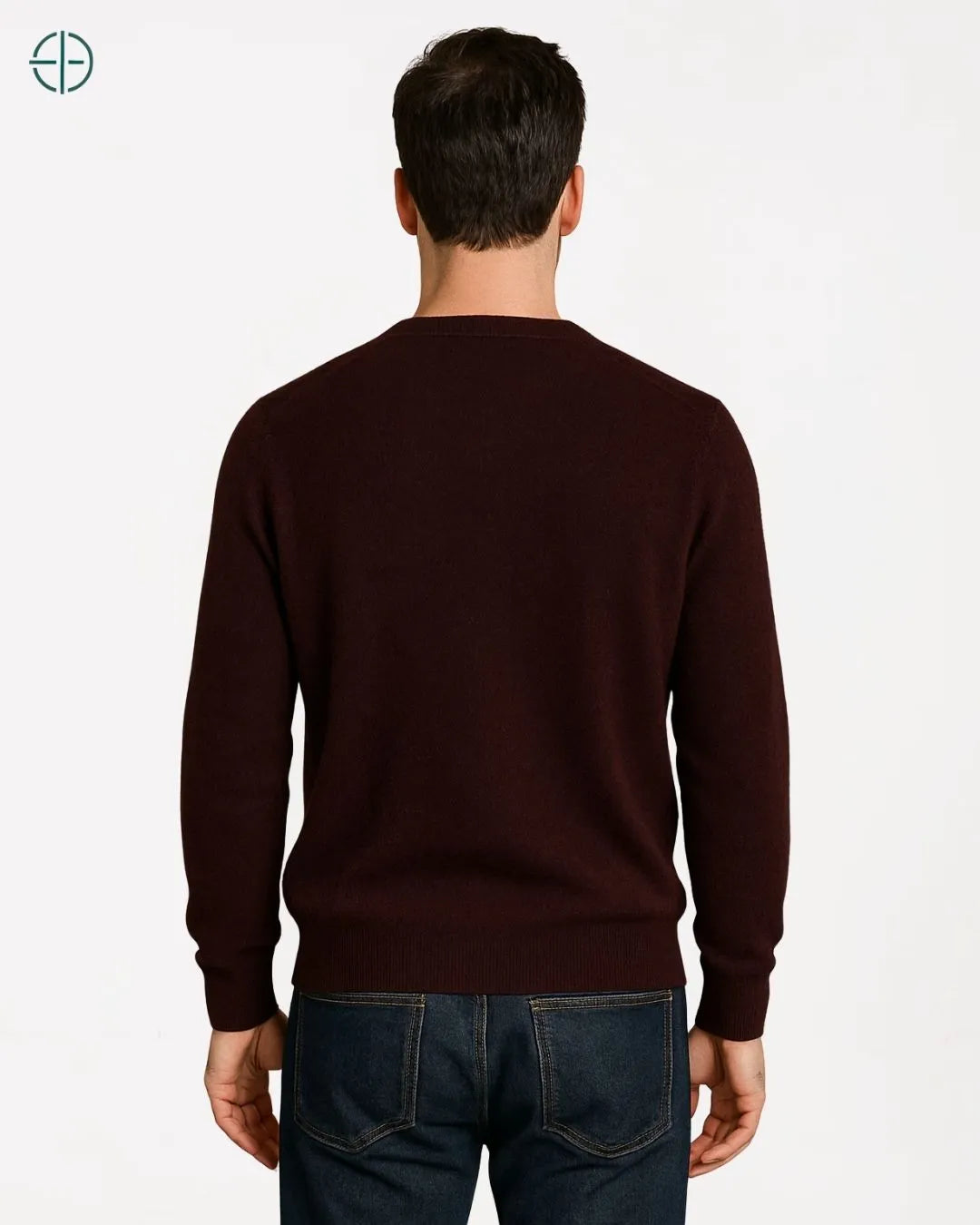 Homem sentado em cadeira de couro com pulôver que exala refinamento old money