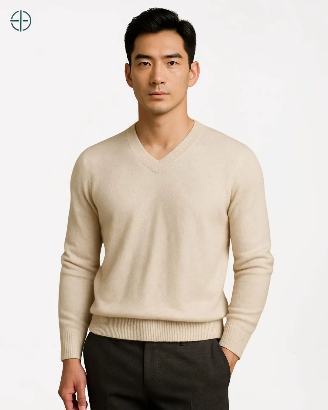 Peça 100% caxemira usada sob terno aberto em look aristocrático masculino