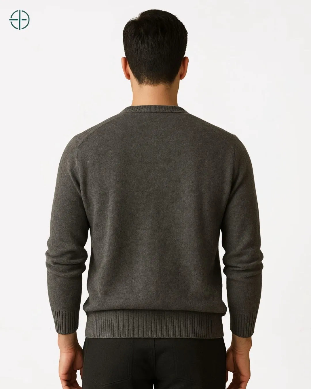 Pulôver engrossado na cor bege compondo visual aristocrático discreto