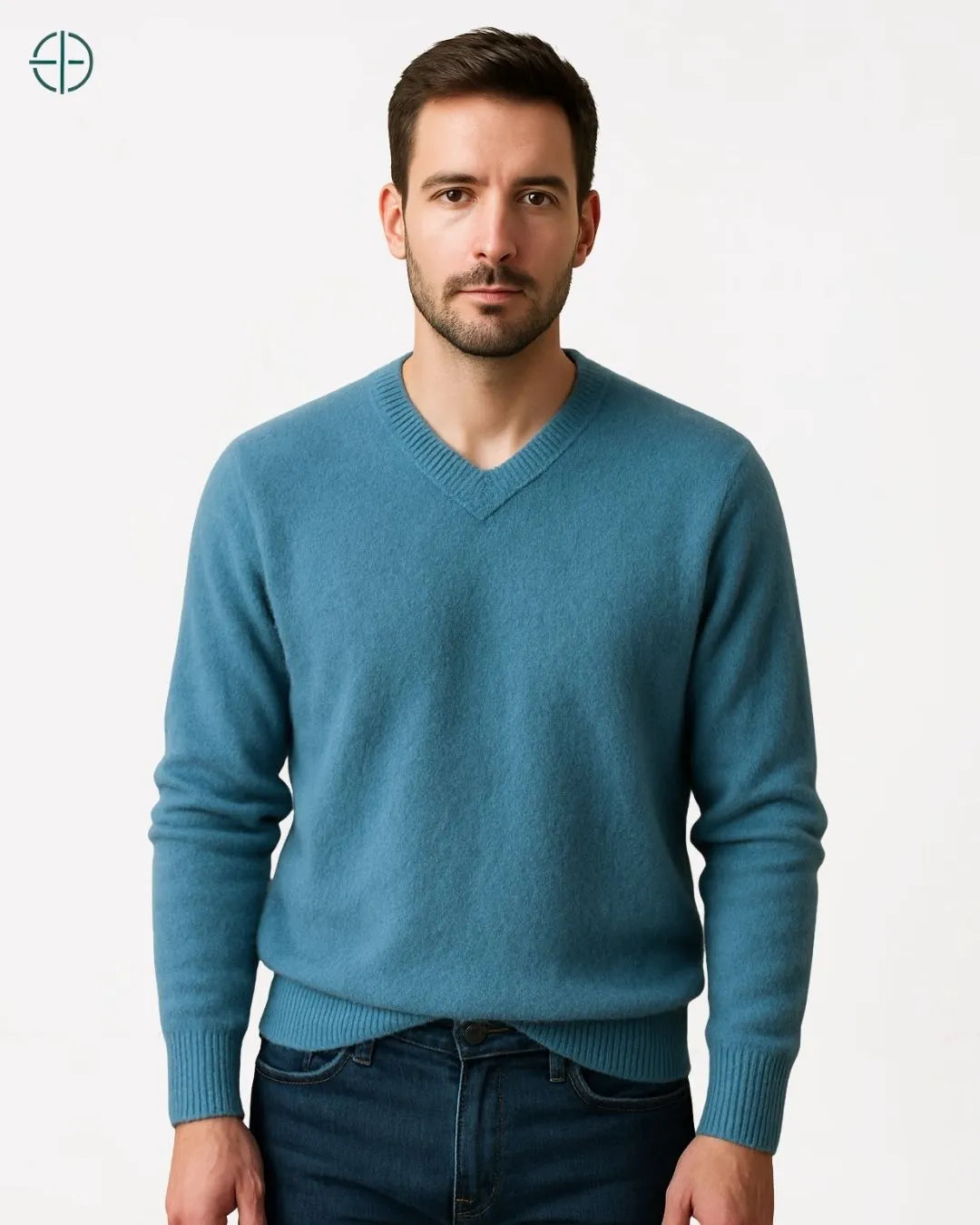 Close na gola reforçada do pulôver destacando o acabamento premium e toque aristocrático