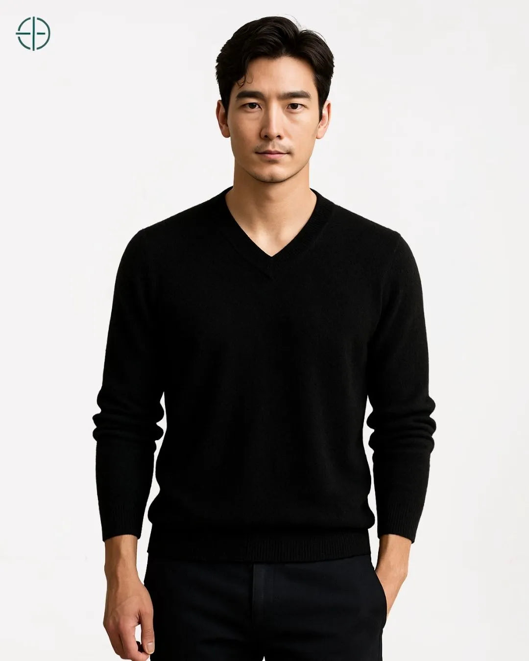 Pulôver de caxemira dobrado sobre superfície nobre com foco em textura e tom