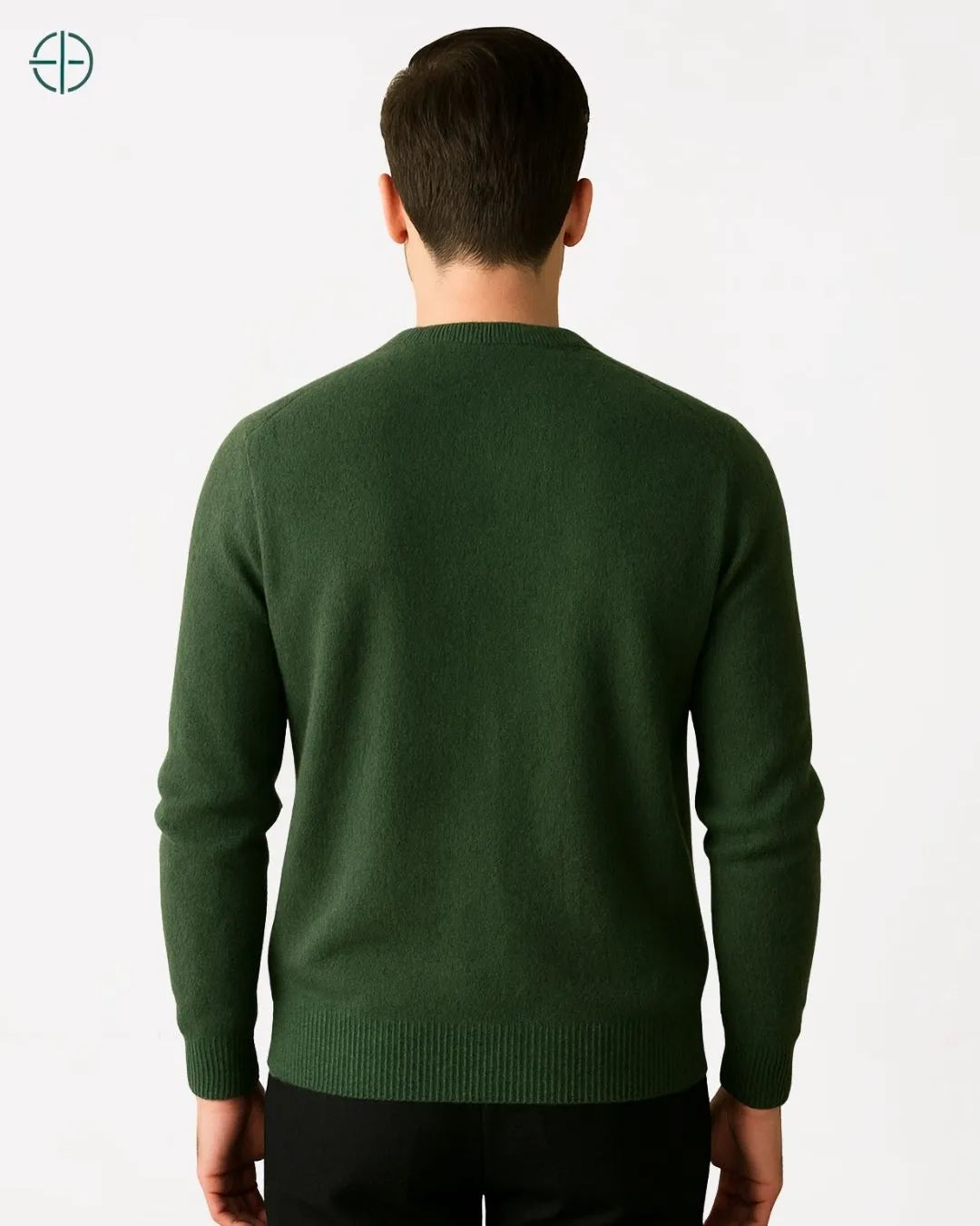 Cena de transição com homem sentado em banco nobre vestindo caxemira