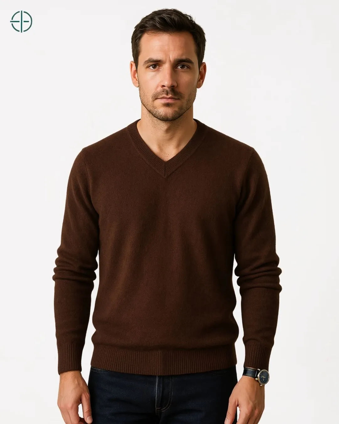 Homem maduro encostado em parede de madeira vestindo caxemira com imponência