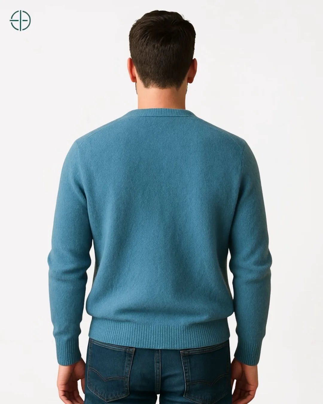 Editorial elegante com homem maduro vestindo caxemira e expressão serena de autoridade