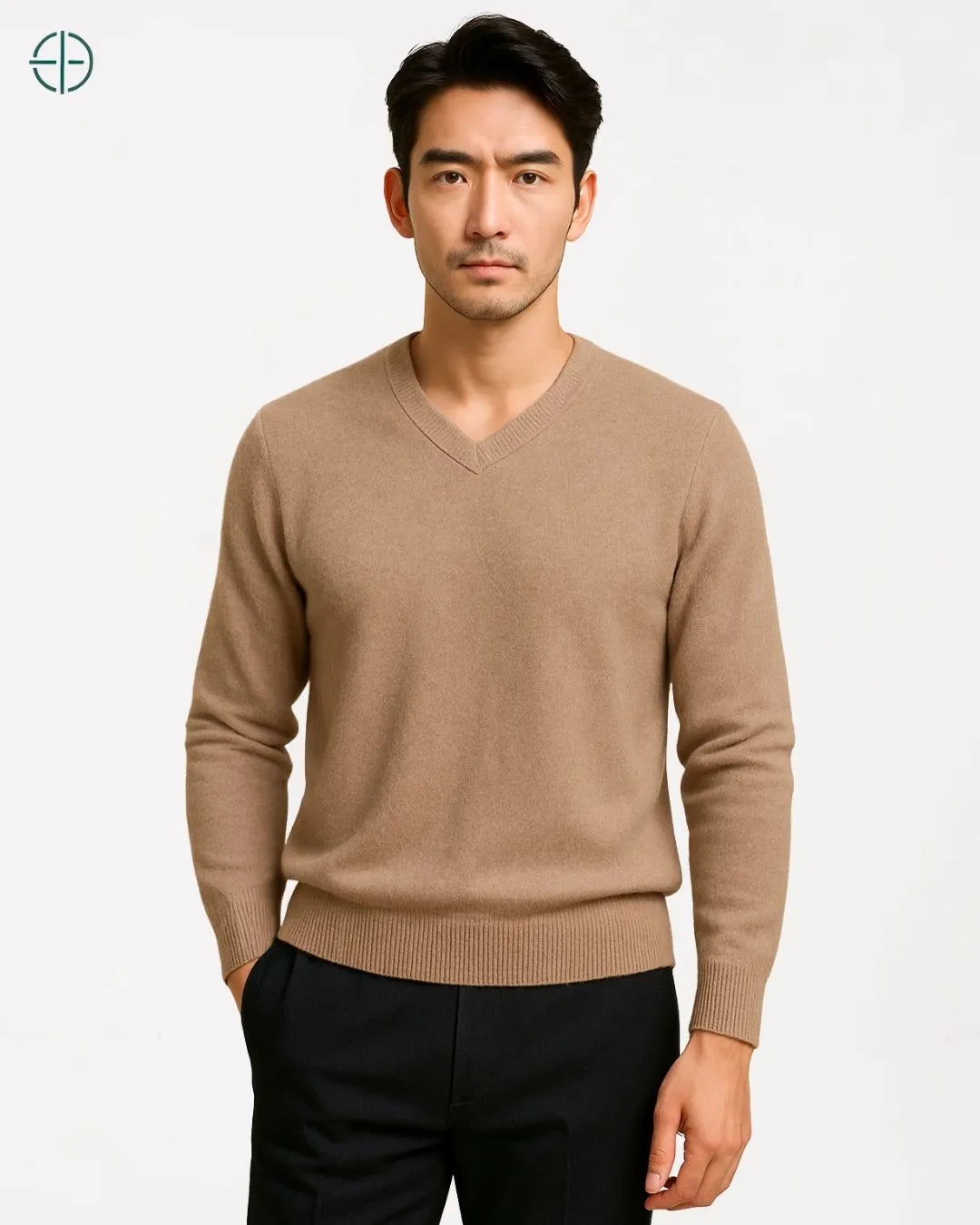 Postura ereta de homem maduro com pulôver de caxemira estruturado e atmosfera aristocrática