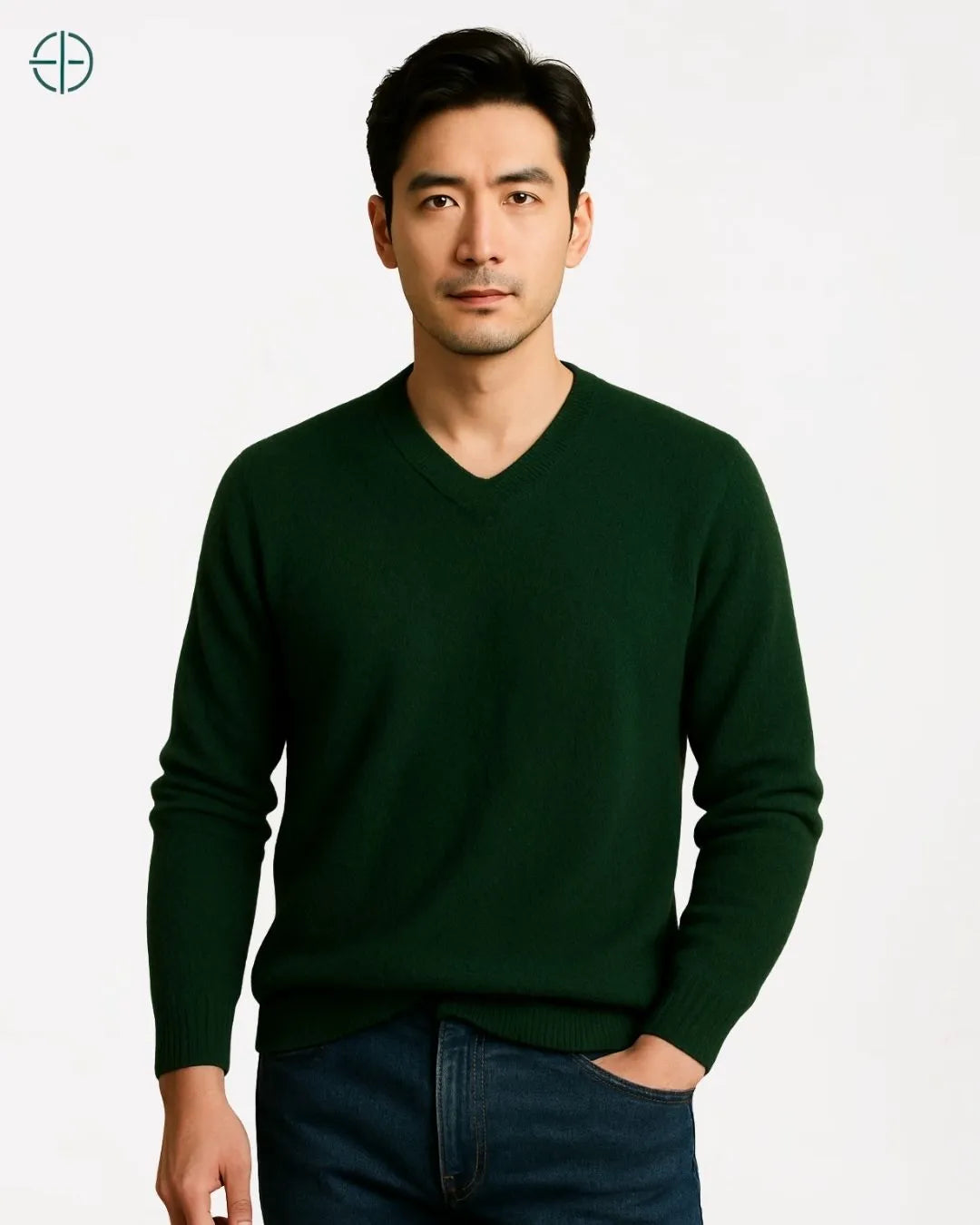 Homem maduro com relógio de couro e pulôver de caxemira em cena de luxo discreto