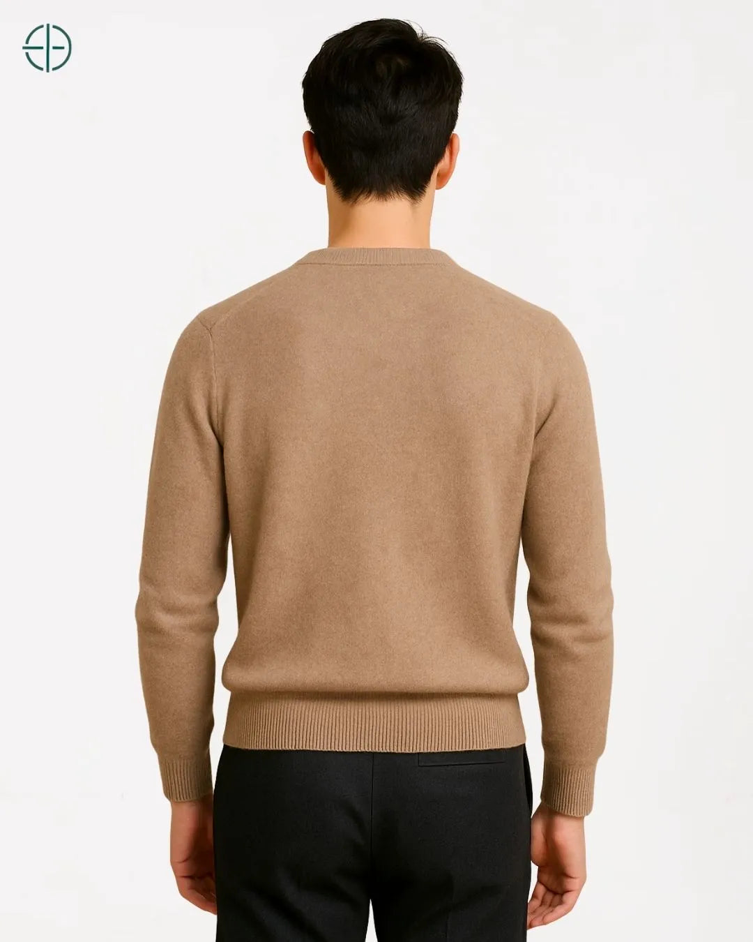 Cenário sofisticado em luz baixa destacando o pulôver de caxemira em homem de presença madura