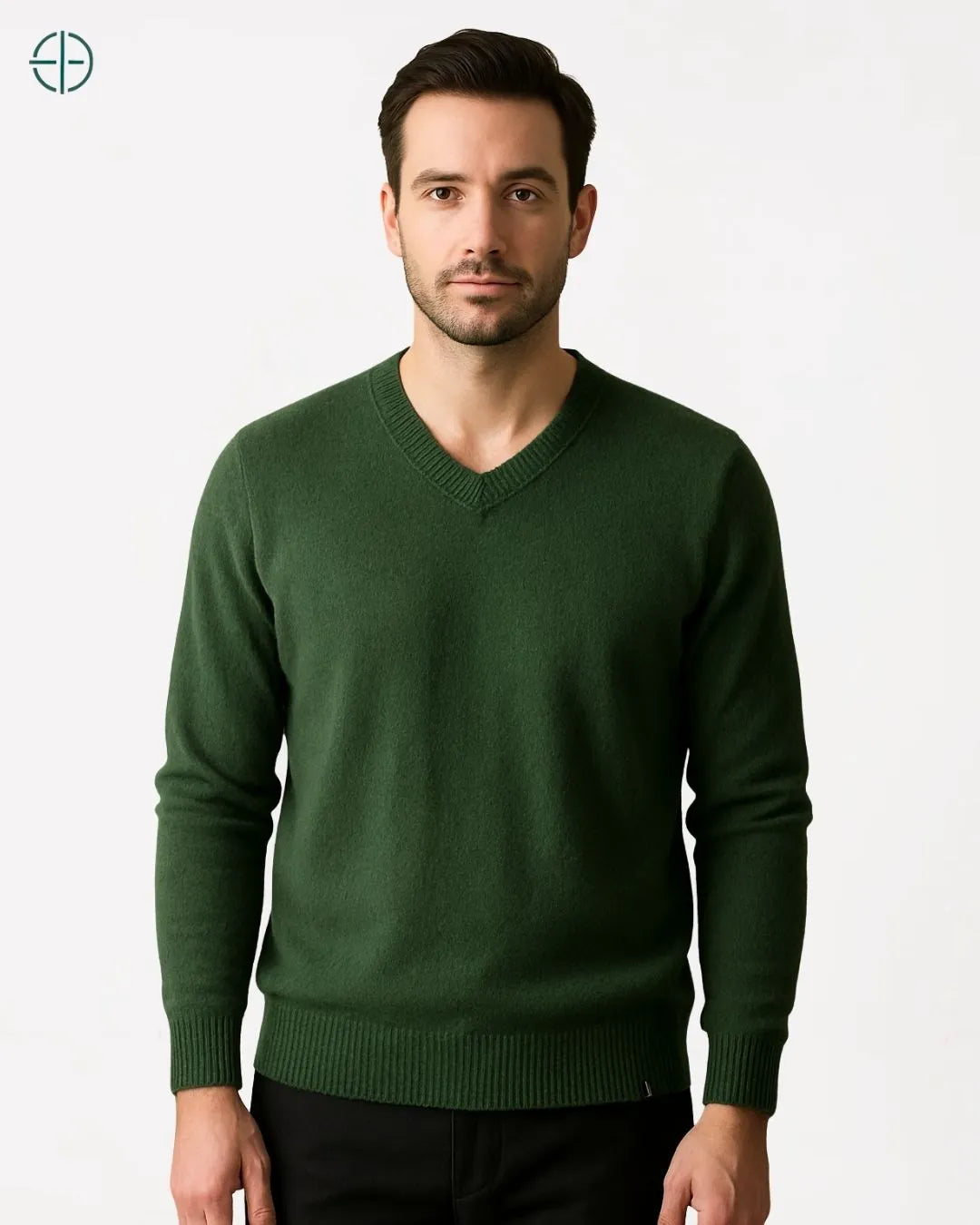 Homem maduro ajoelhado organizando vinil com pulôver em lã aristocrática