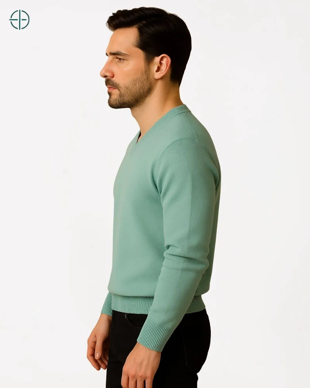 Homem maduro caminhando com confiança usando pulôver 100% caxemira engrossado