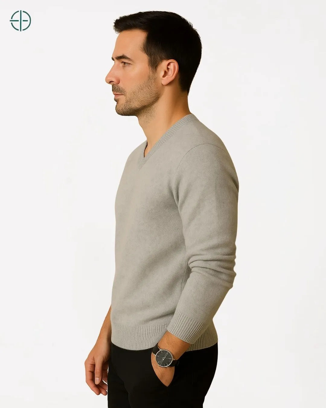 Expressão firme de homem maduro vestindo pulôver com presença imbatível