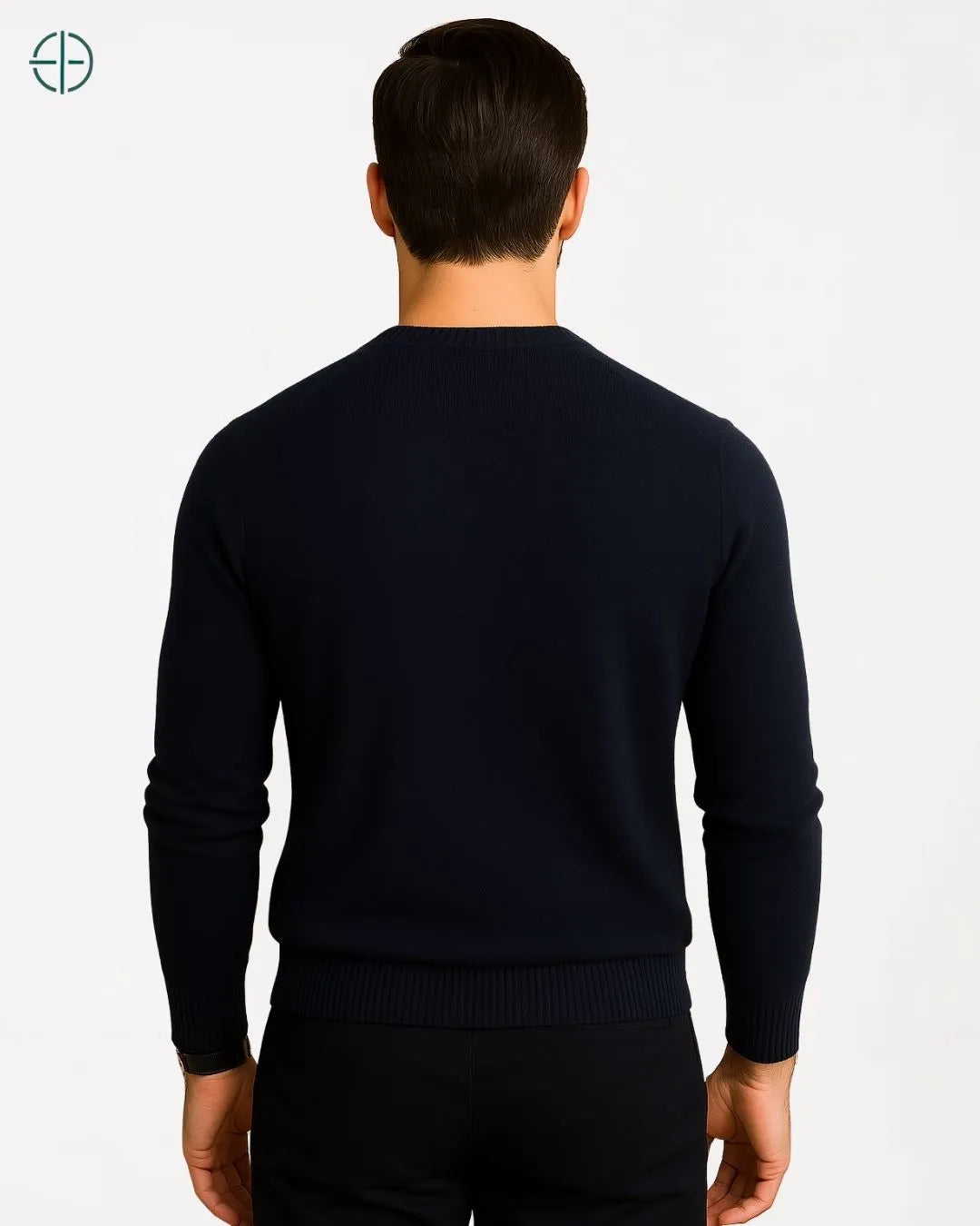 Modelo grisalho de pé vestindo pulôver 100% caxemira com imponência