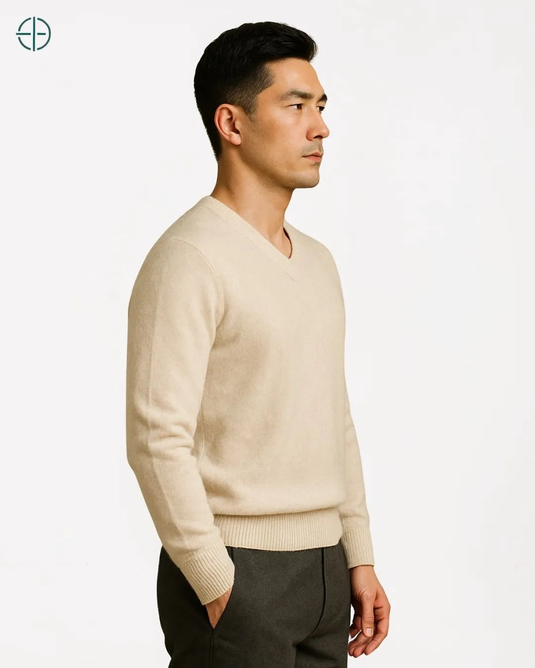 Pulôver pendurado em cabide nobre com caimento clássico preservado