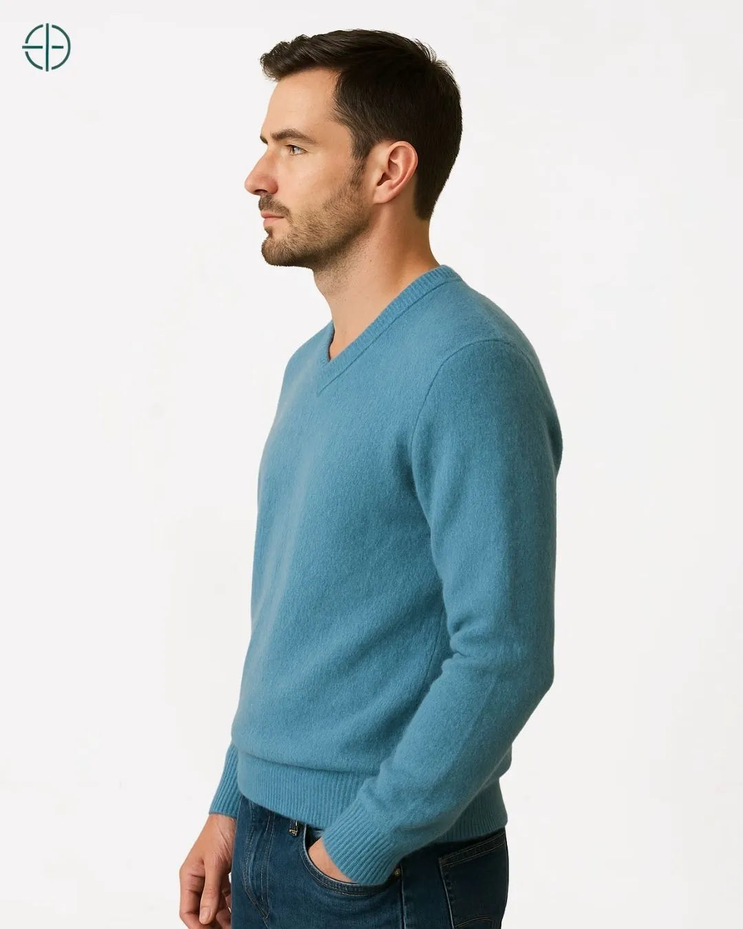 Malha engrossada com textura evidente em visual sóbrio e silencioso de homem maduro