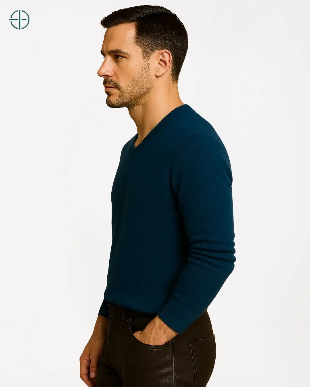 Composição com tons neutros e pulôver 100% caxemira em estética de luxo calmo