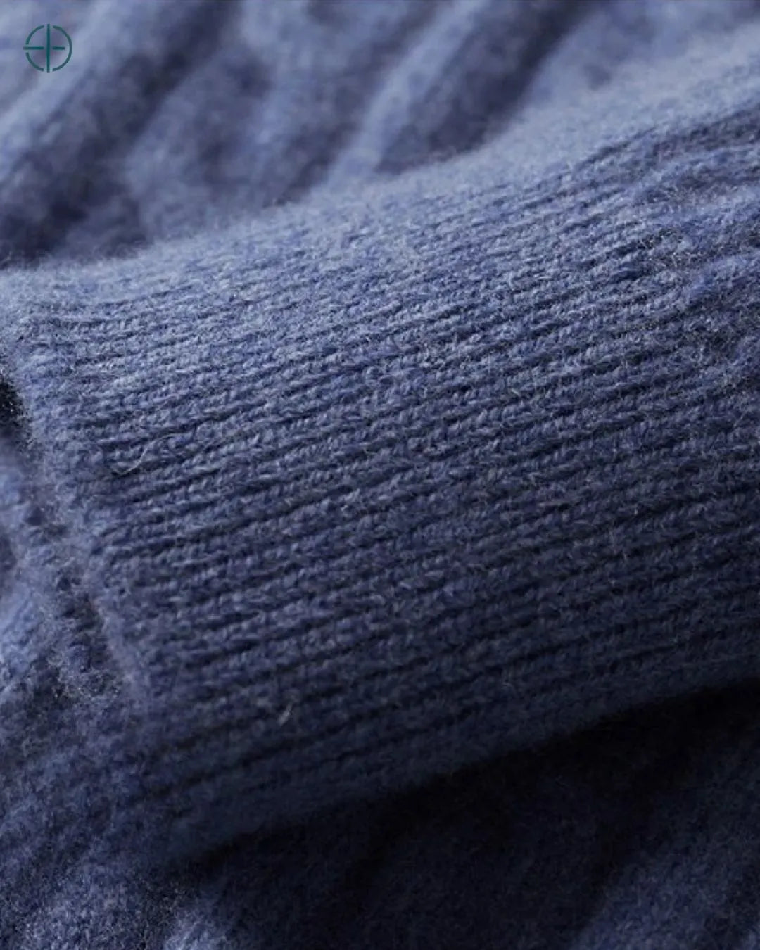 Close no punho e na costura do pulôver, destacando o acabamento de alta qualidade.