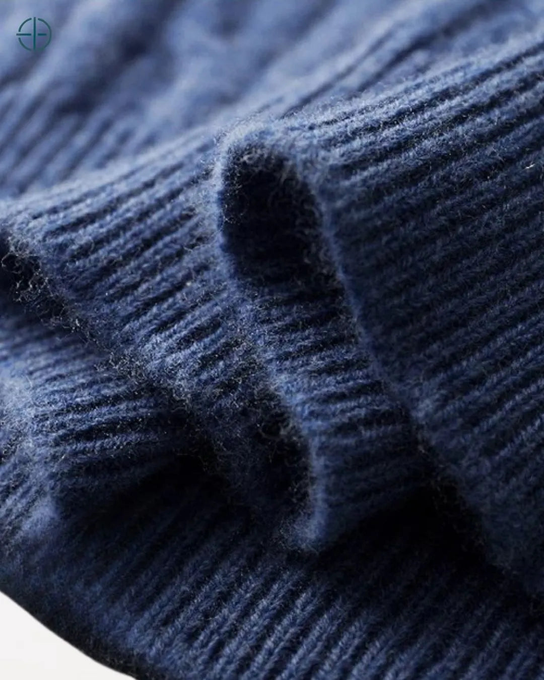 Homem em um escritório elegante, vestindo o pulôver de caxemira Rest Money.