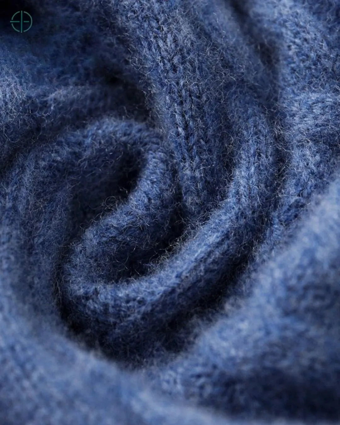 Pulôver de caxemira usado com camisa branca por baixo, criando um look clássico e refinado.