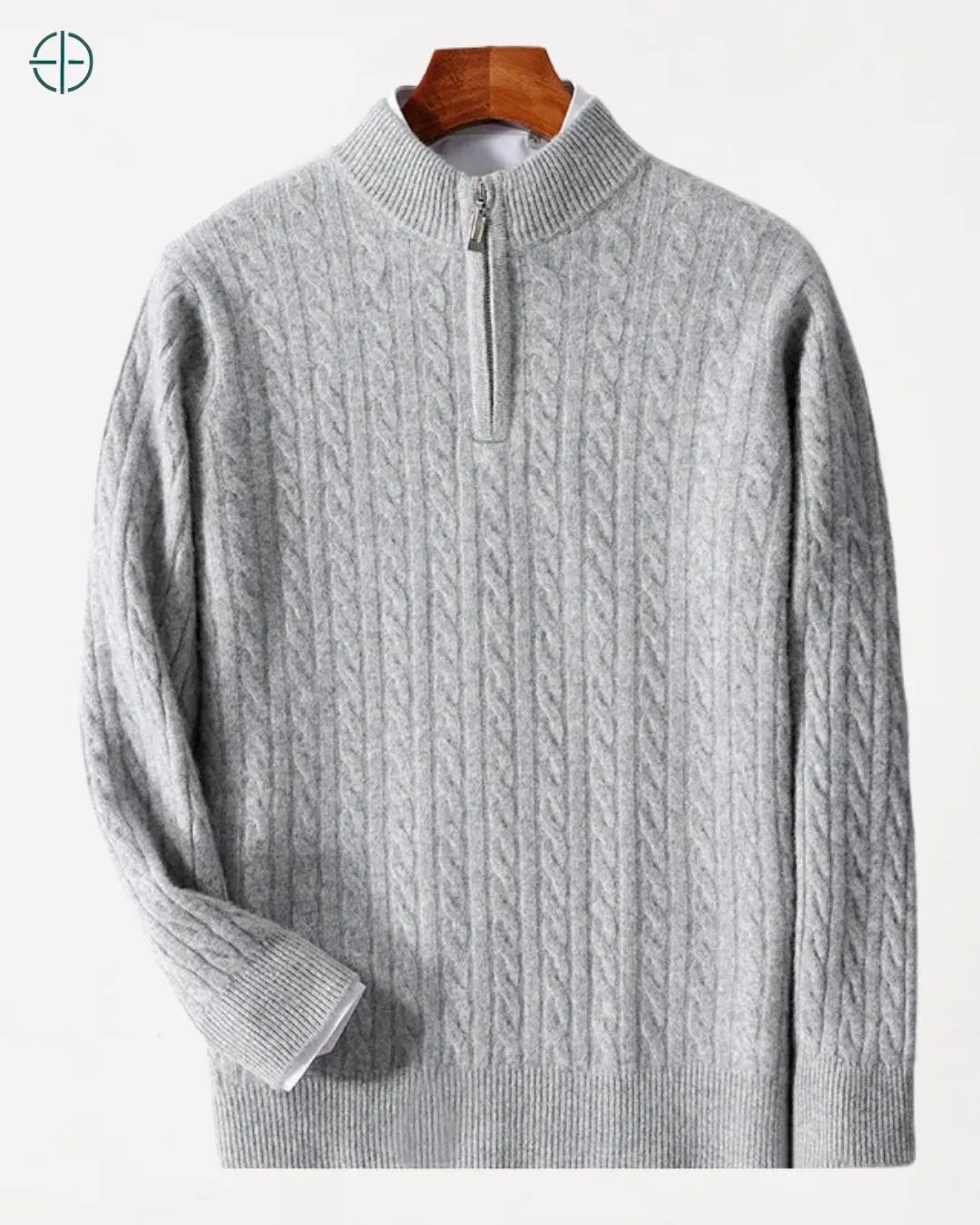 Detalhe das fibras de caxemira do pulôver, capturando a suavidade do tecido.