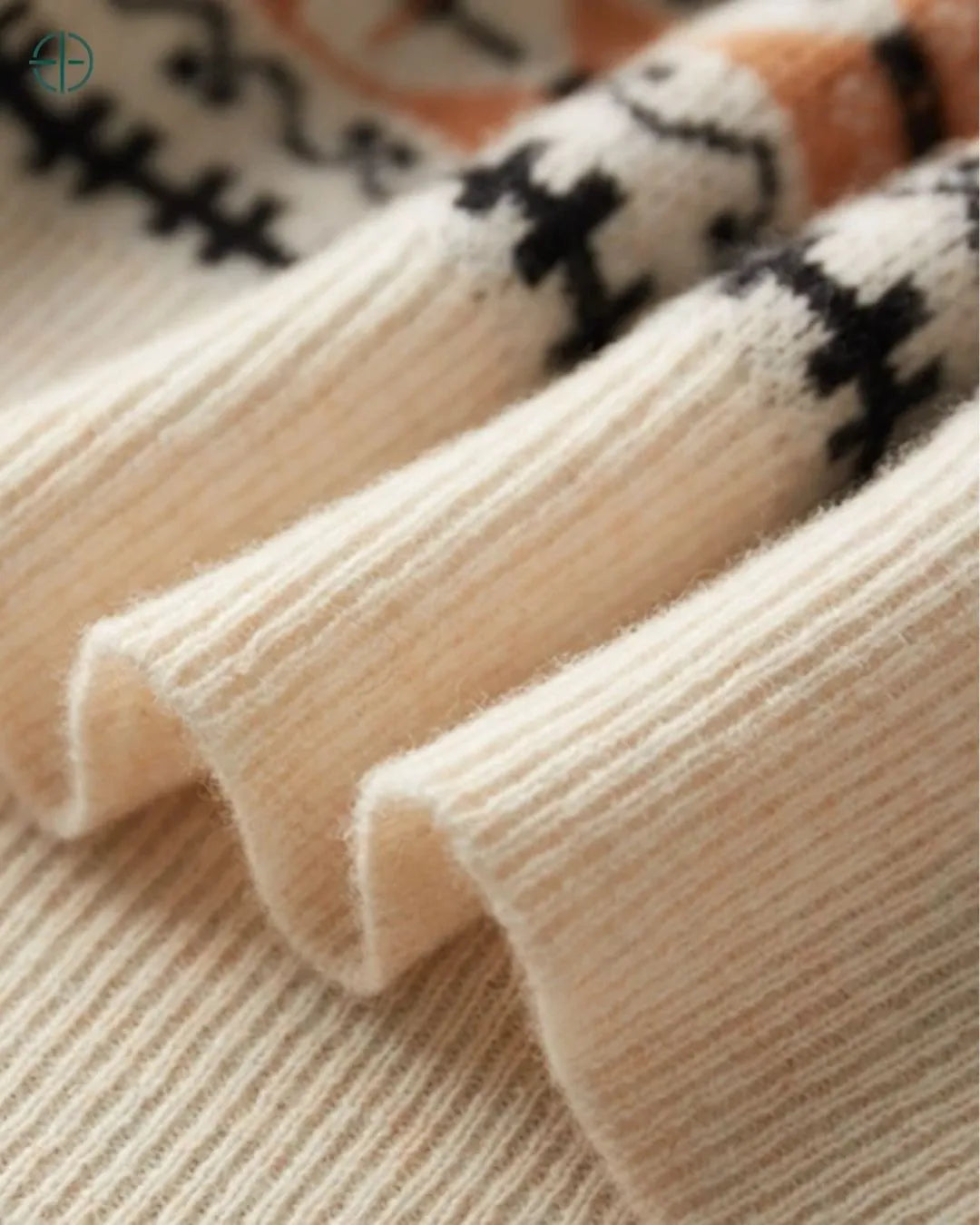 Pulôver de caxemira dobrado, evidenciando o volume e a riqueza do tecido.