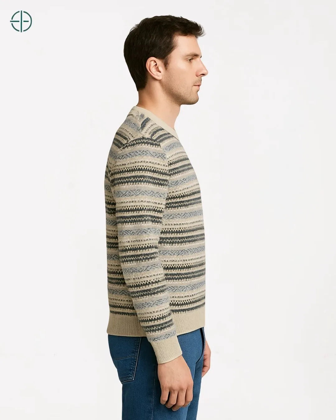 A barra robusta do pulôver, construída com caxemira de alta gramatura.