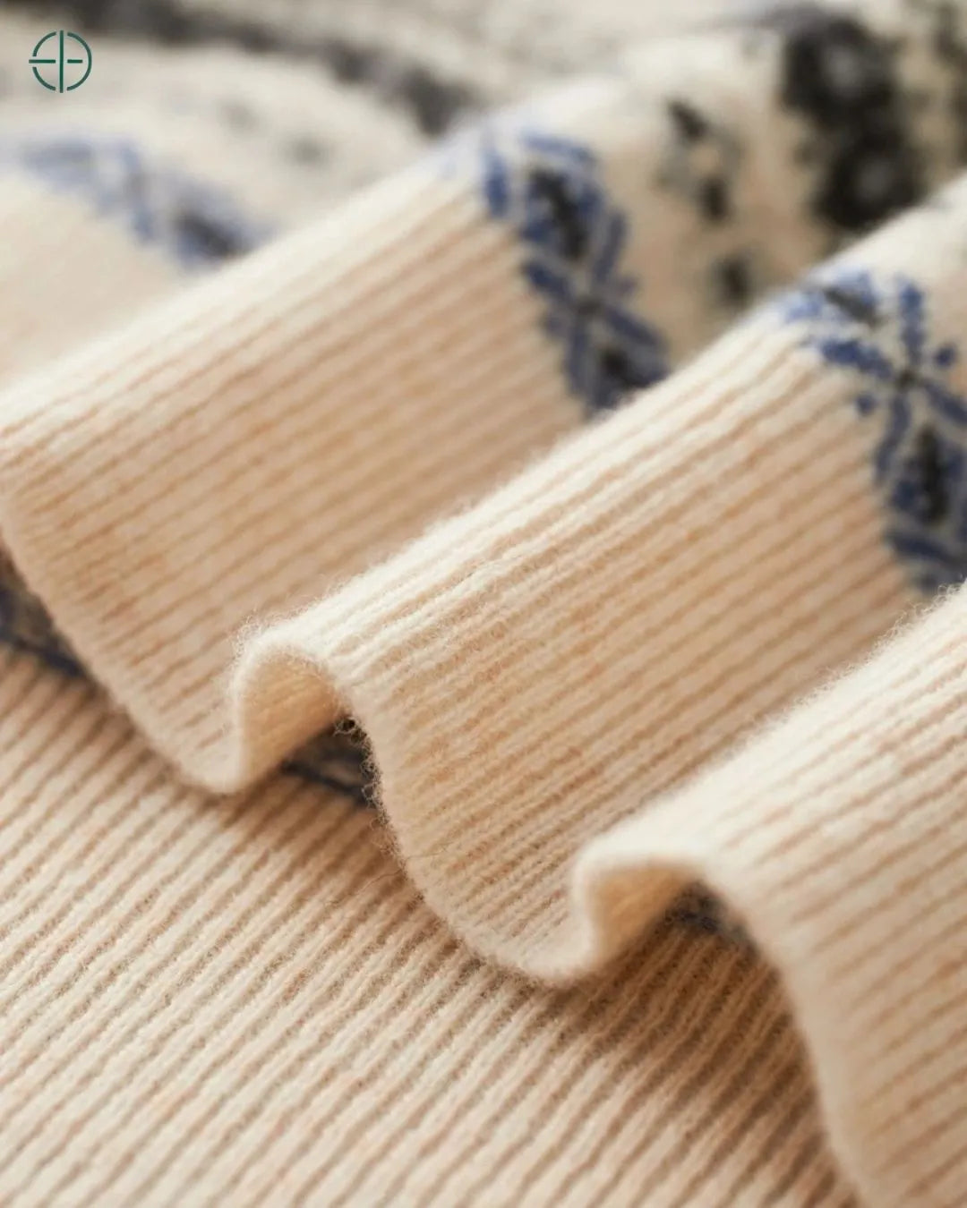 Pulôver de caxemira vintage dobrado, mostrando a densidade e o corpo do tecido.