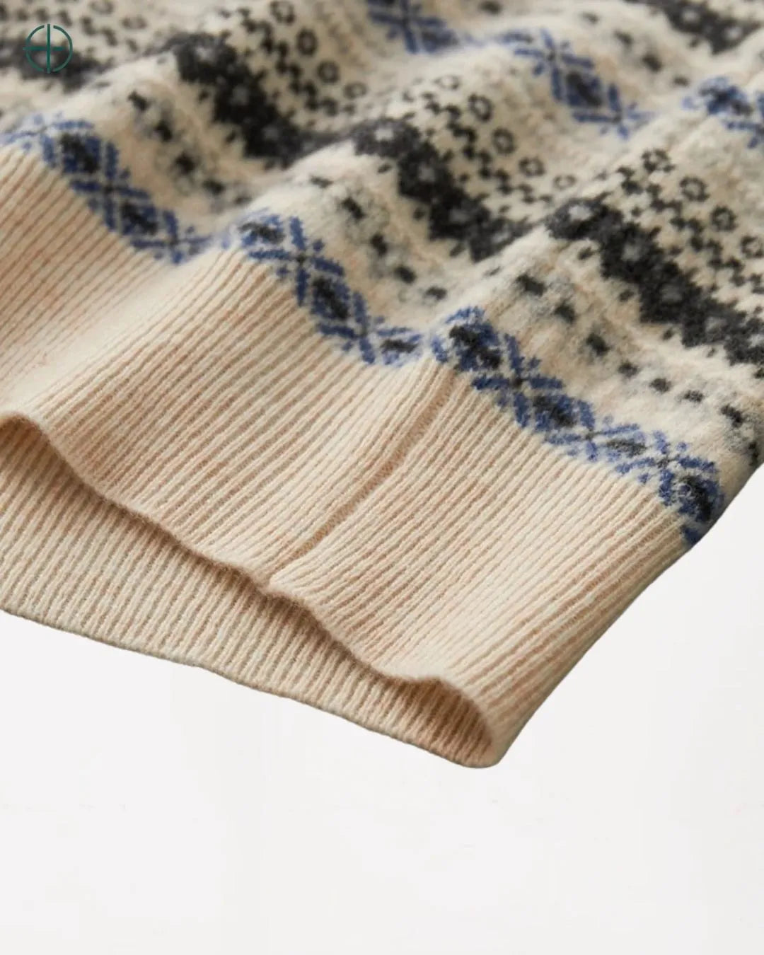 Peça de caxemira vintage isolada, para apreciação total de sua forma e textura.