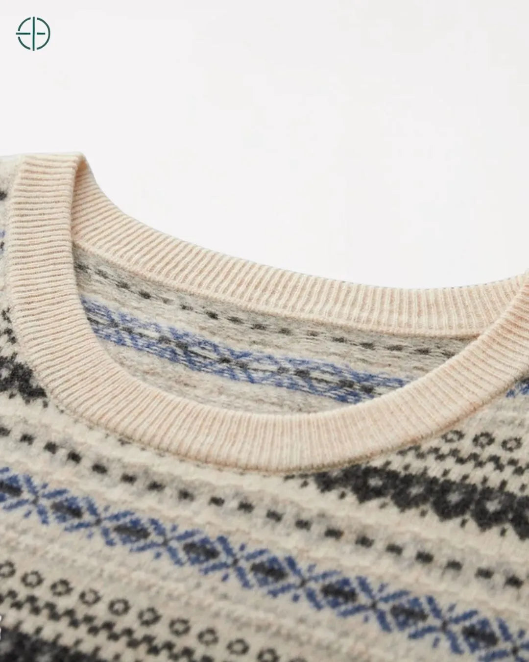 O design do ombro sutilmente caído, fiel à silhueta vintage e executado em caxemira.