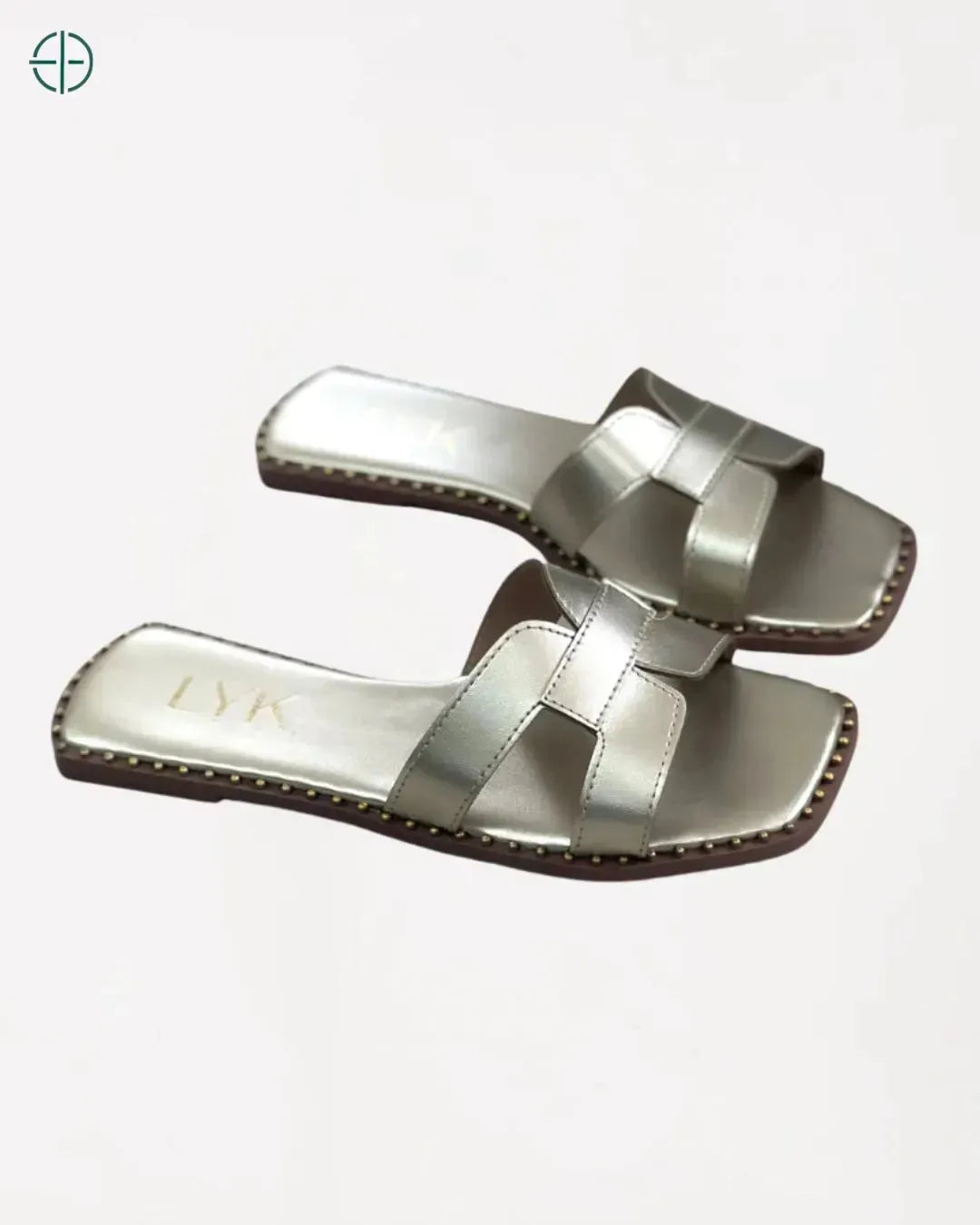 Rasteirinha feminina minimalista, com tiras de strass, perfeita para looks sofisticados e confortáveis no verão.