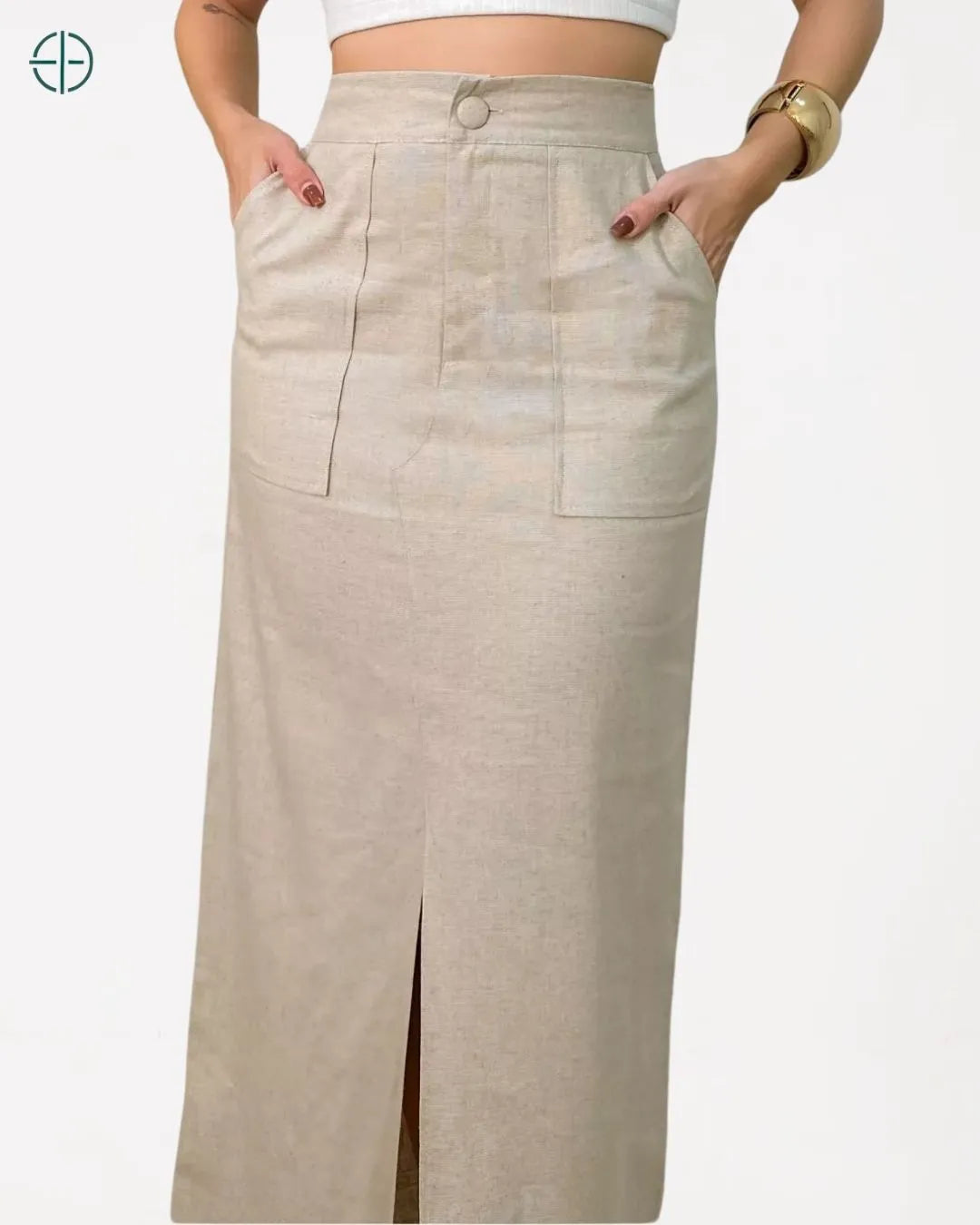 modelo caminhando com a saia esvoaçando suavemente