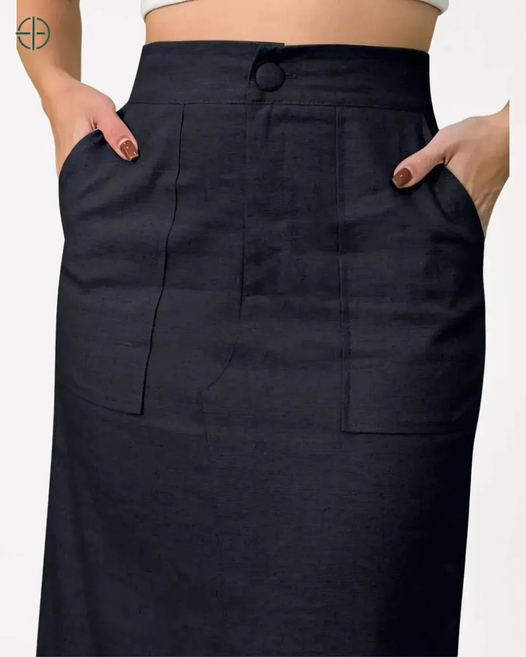 modelo usando a saia com cinto marcando a cintura