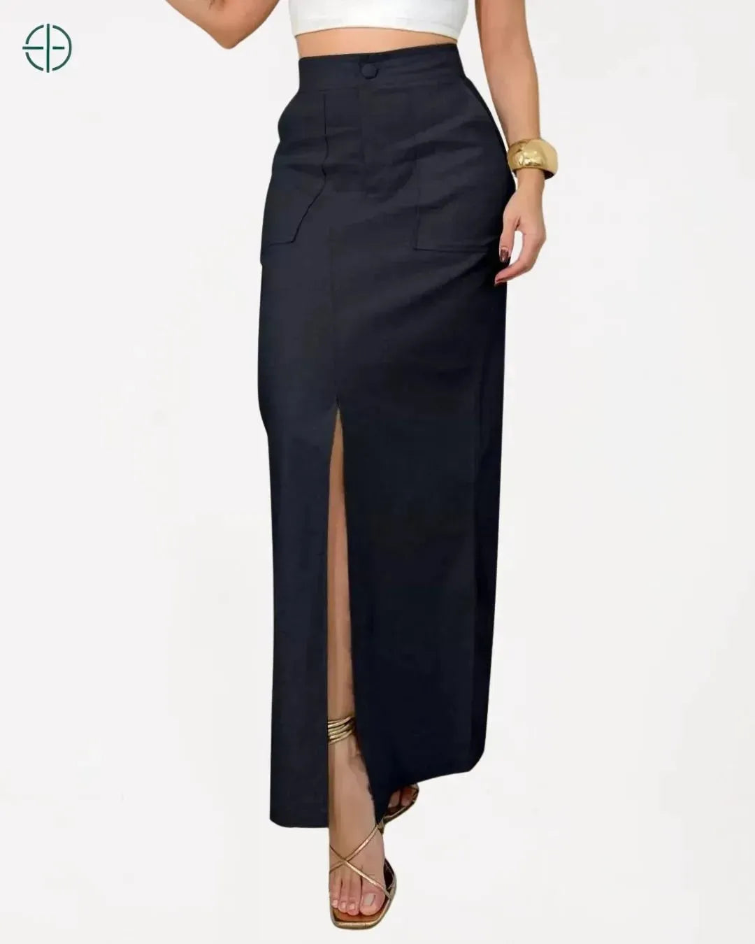 modelo sentada com a saia destacando conforto e estilo