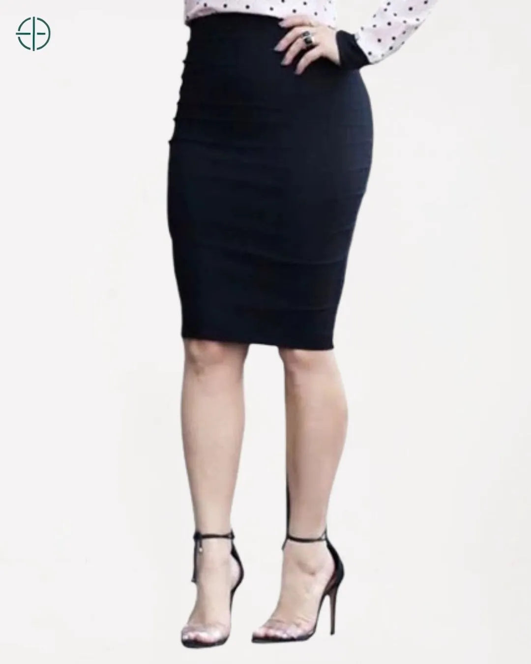 vista frontal da saia lápis midi com recorte ajustado ao corpo