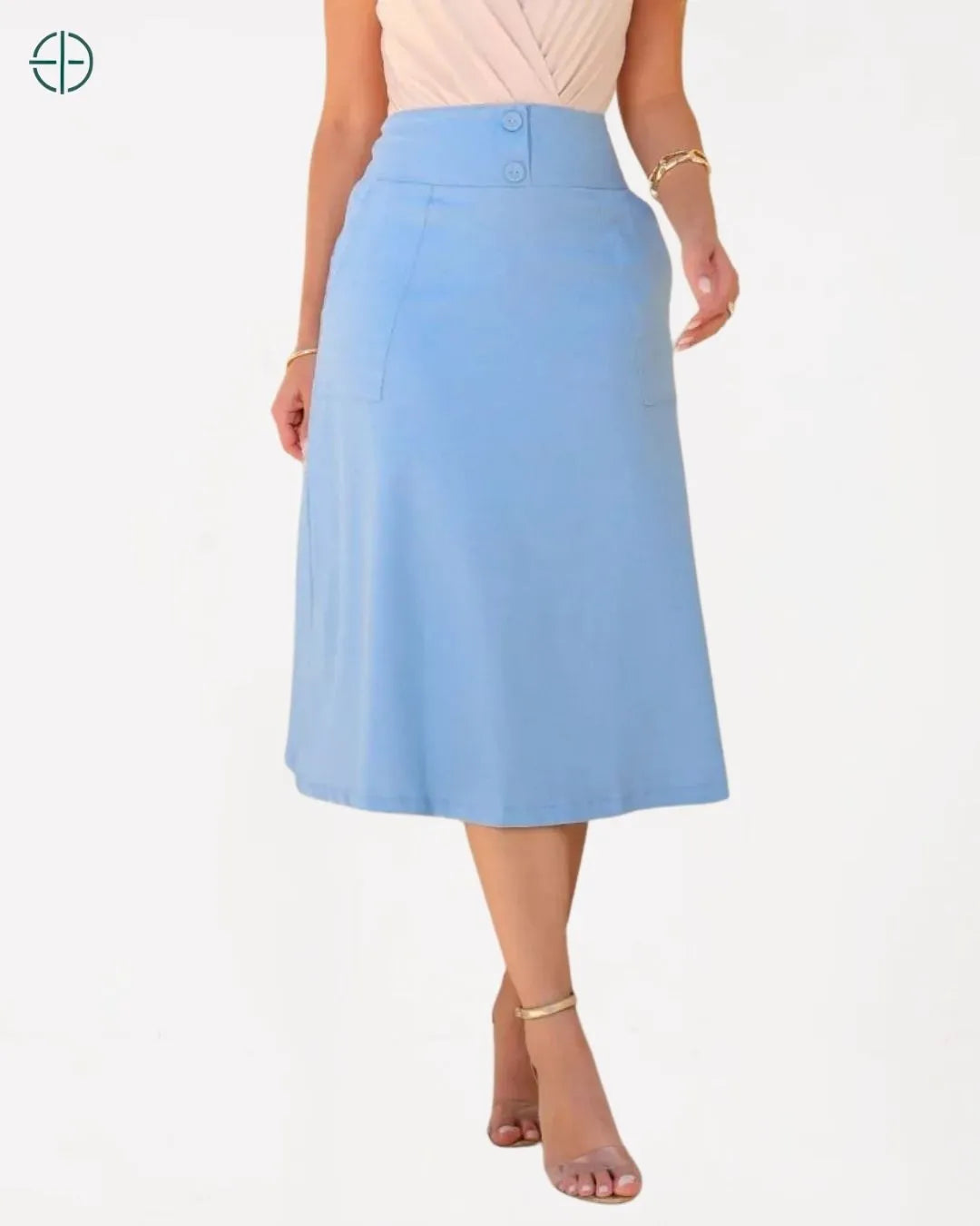 modelo caminhando com a saia esvoaçante sob luz natural