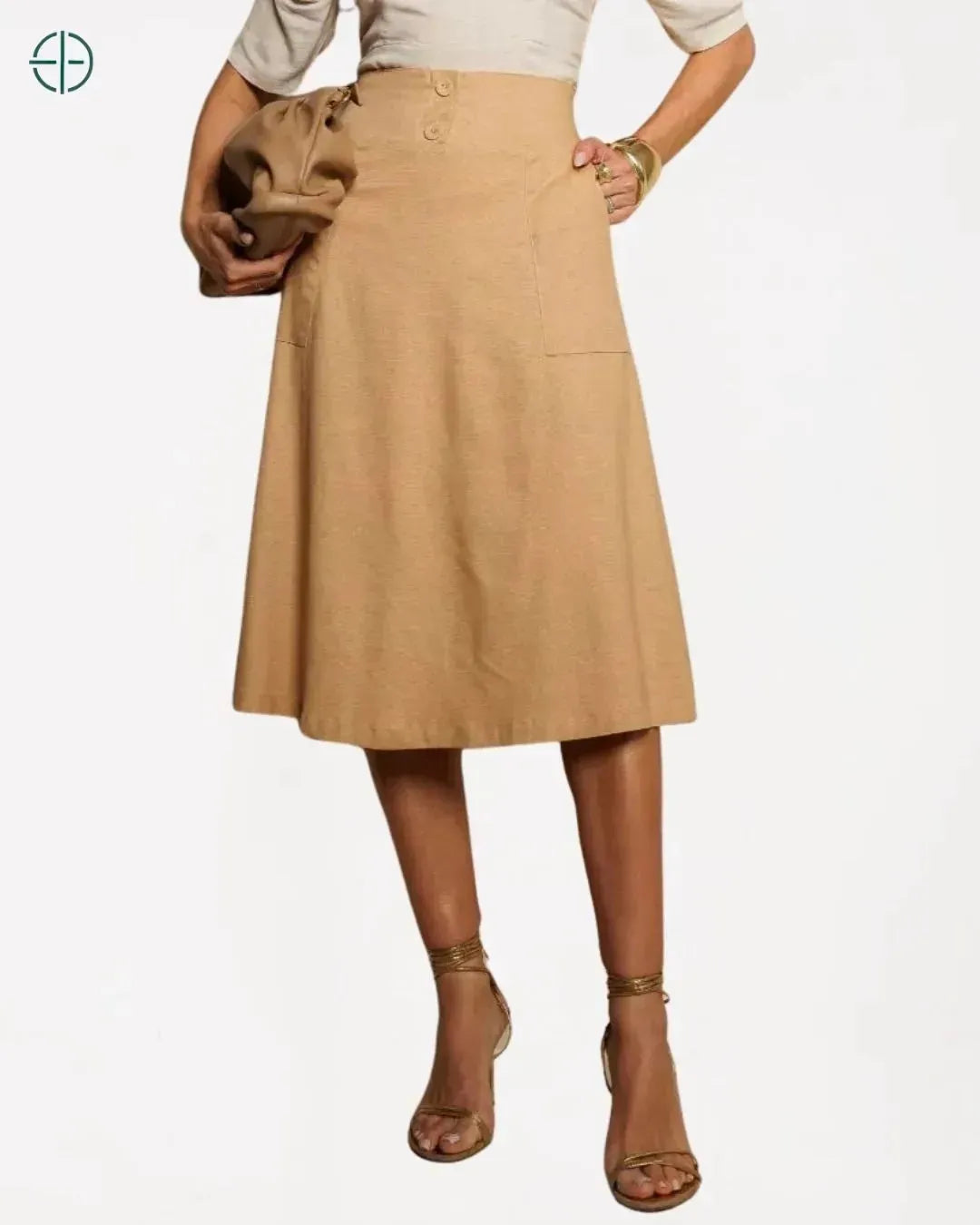 modelo sorrindo usando a saia midi com leveza e estilo