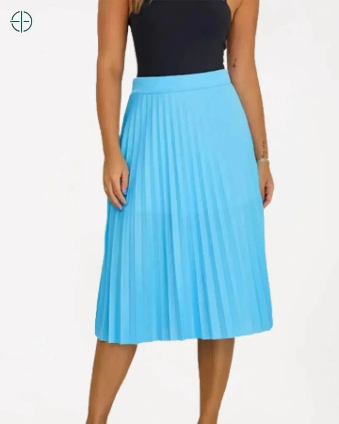 visual elegante com salto alto e saia midi plissada