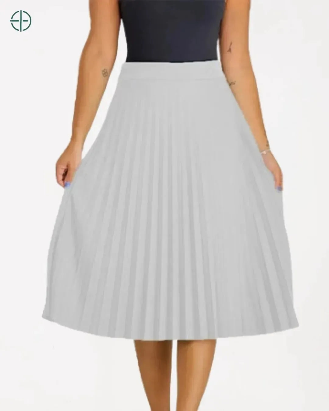 saia midi plissada vista de frente com leveza e caimento fluido