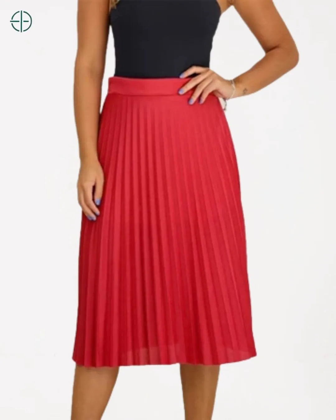 modelo andando com a saia esvoaçante em ambiente urbano