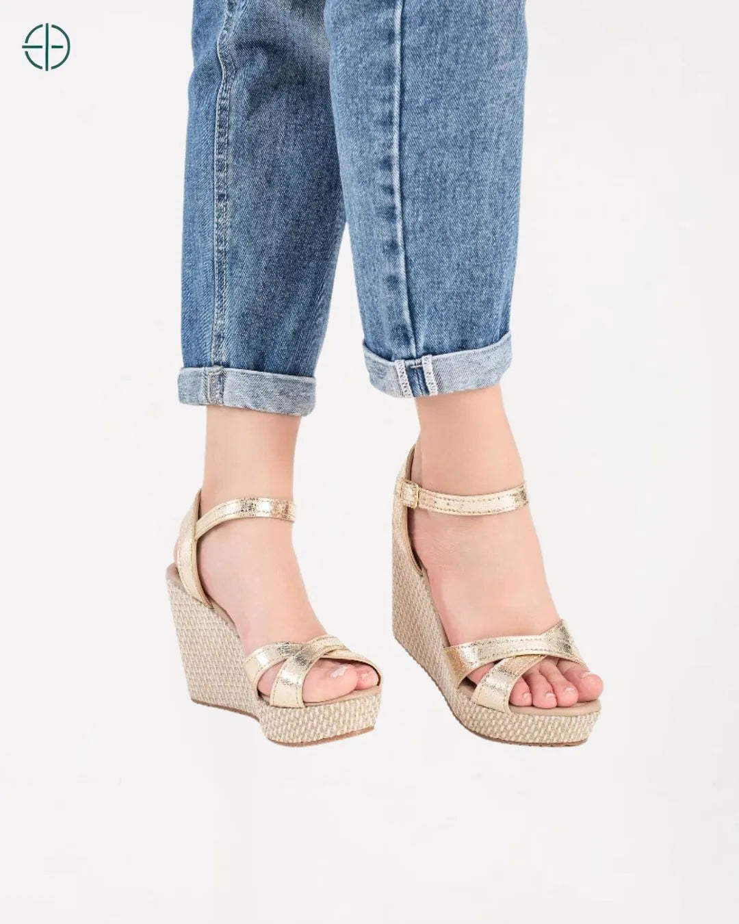 Sandália feminina moderna, com salto plataforma e design exclusivo.