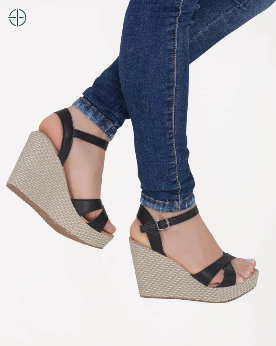 Modelo de sandália anabela 2025, com salto confortável e design sofisticado.