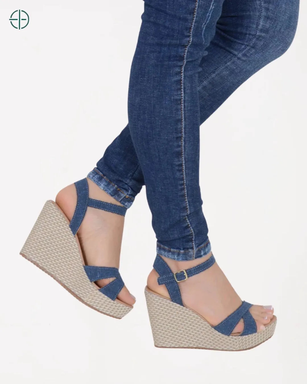 Sandália feminina anabela com plataforma, moderna e versátil para o dia a dia.
