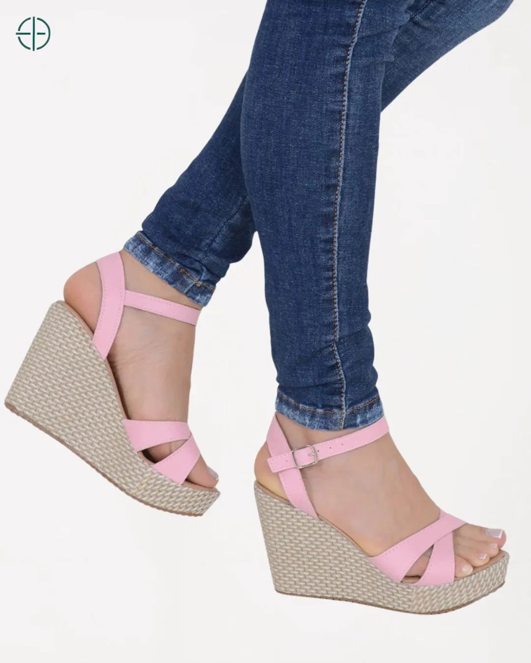 Sandália anabela com salto confortável, combinando elegância e praticidade.