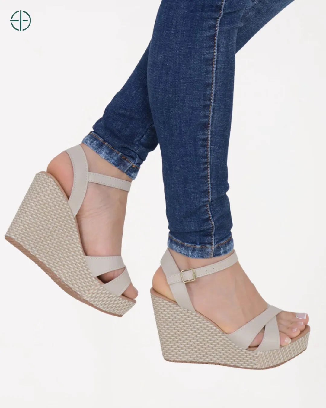 Calçado feminino plataforma, tendência de 2025 para um visual moderno.