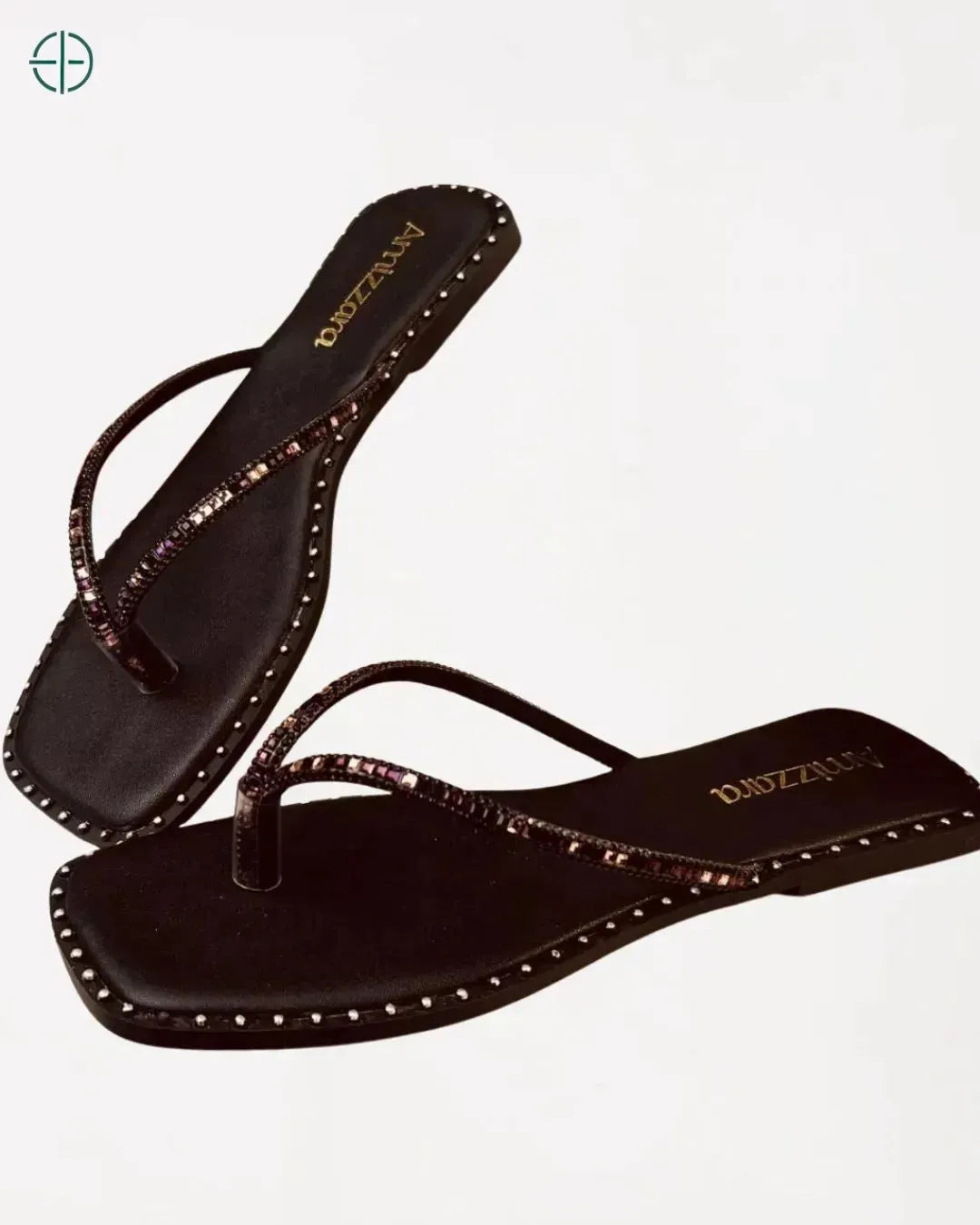 Sandália feminina rasteira com tiras ajustáveis para melhor encaixe.